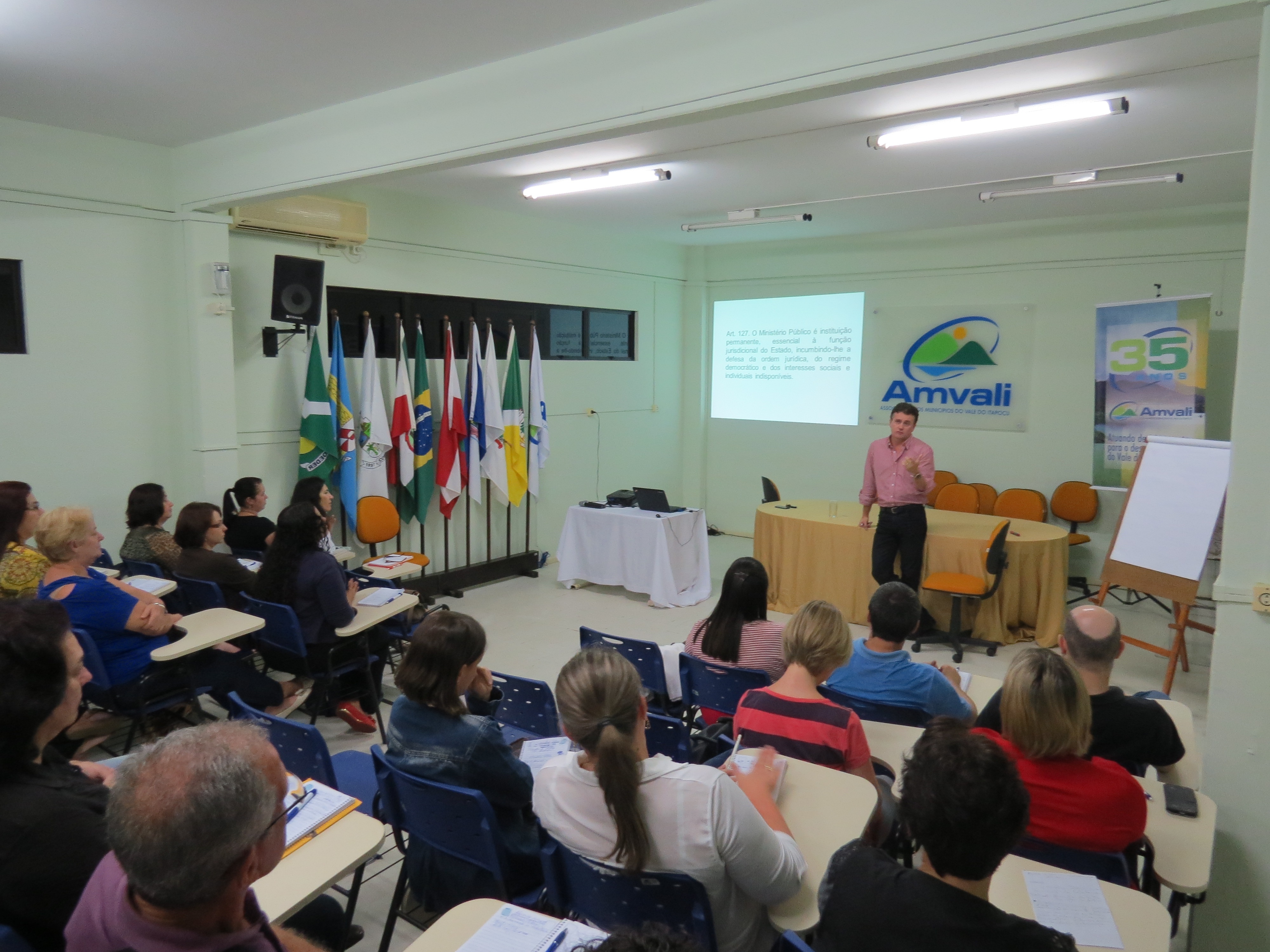 Read more about the article PROMOTOR PALESTRA NA ESCOLA DE GOVERNO DA AMVALI