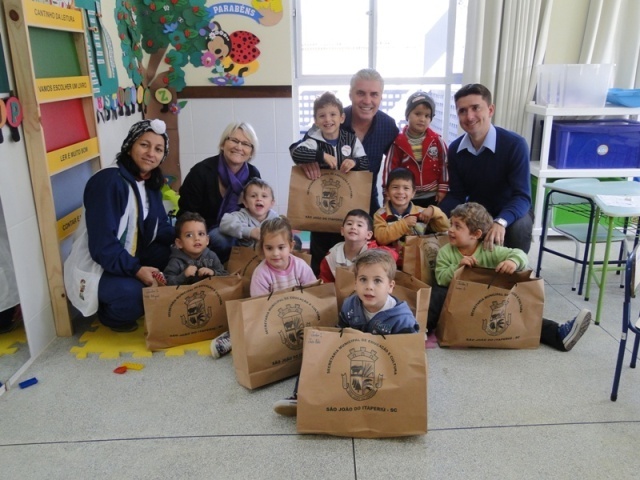 You are currently viewing Prefeitura realiza entrega dos kits de uniformes escolares