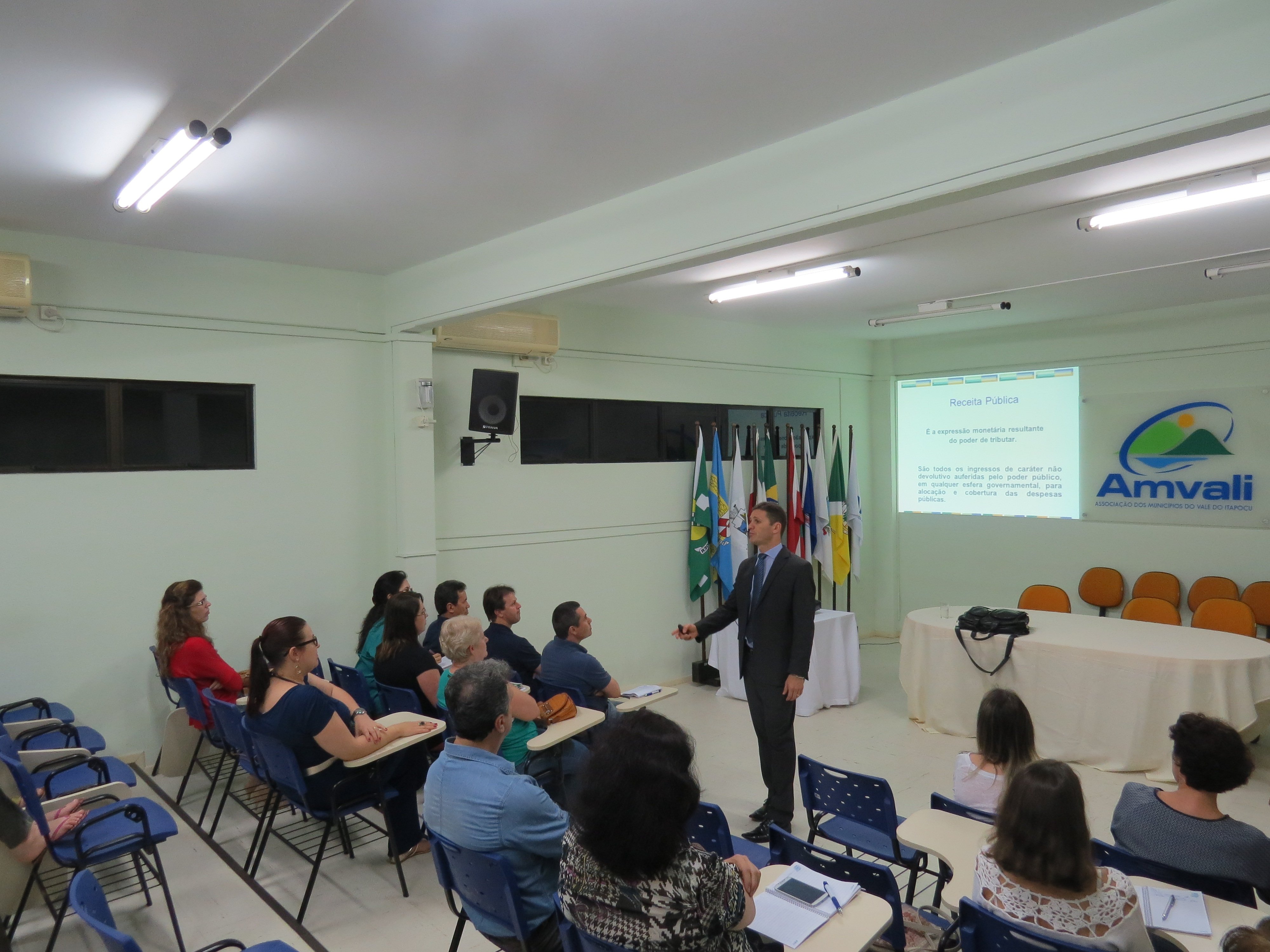 You are currently viewing Diretor da EGEM palestra sobre receitas municipais