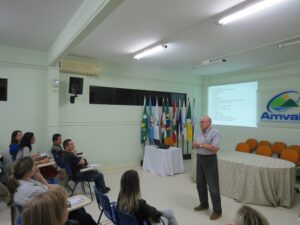 Read more about the article Victor Danich realizou palestra para os alunos da Escola de Governo e Cidadania da AMVALI