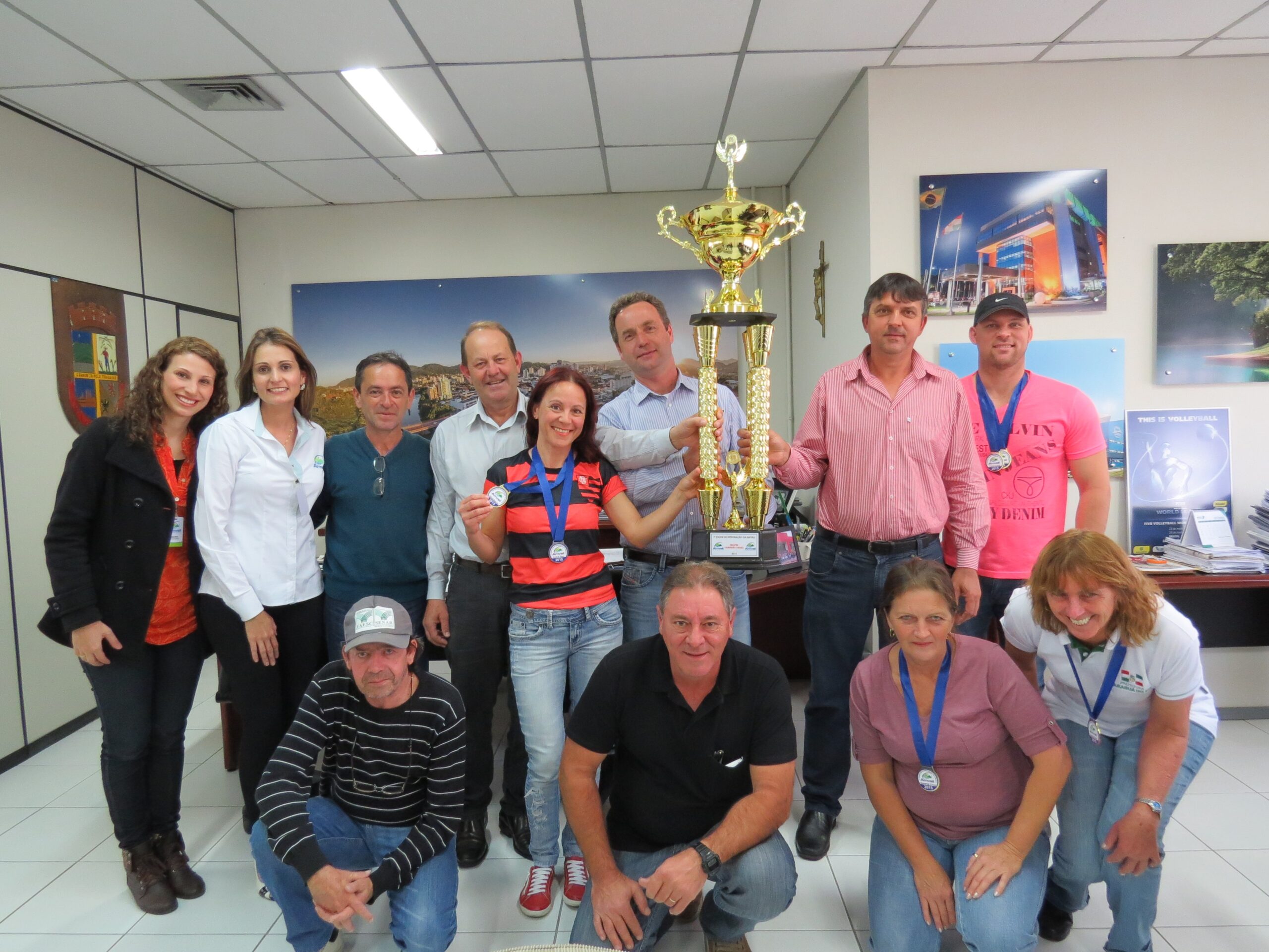 You are currently viewing Entrega do troféu ao prefeito de Jaraguá do Sul