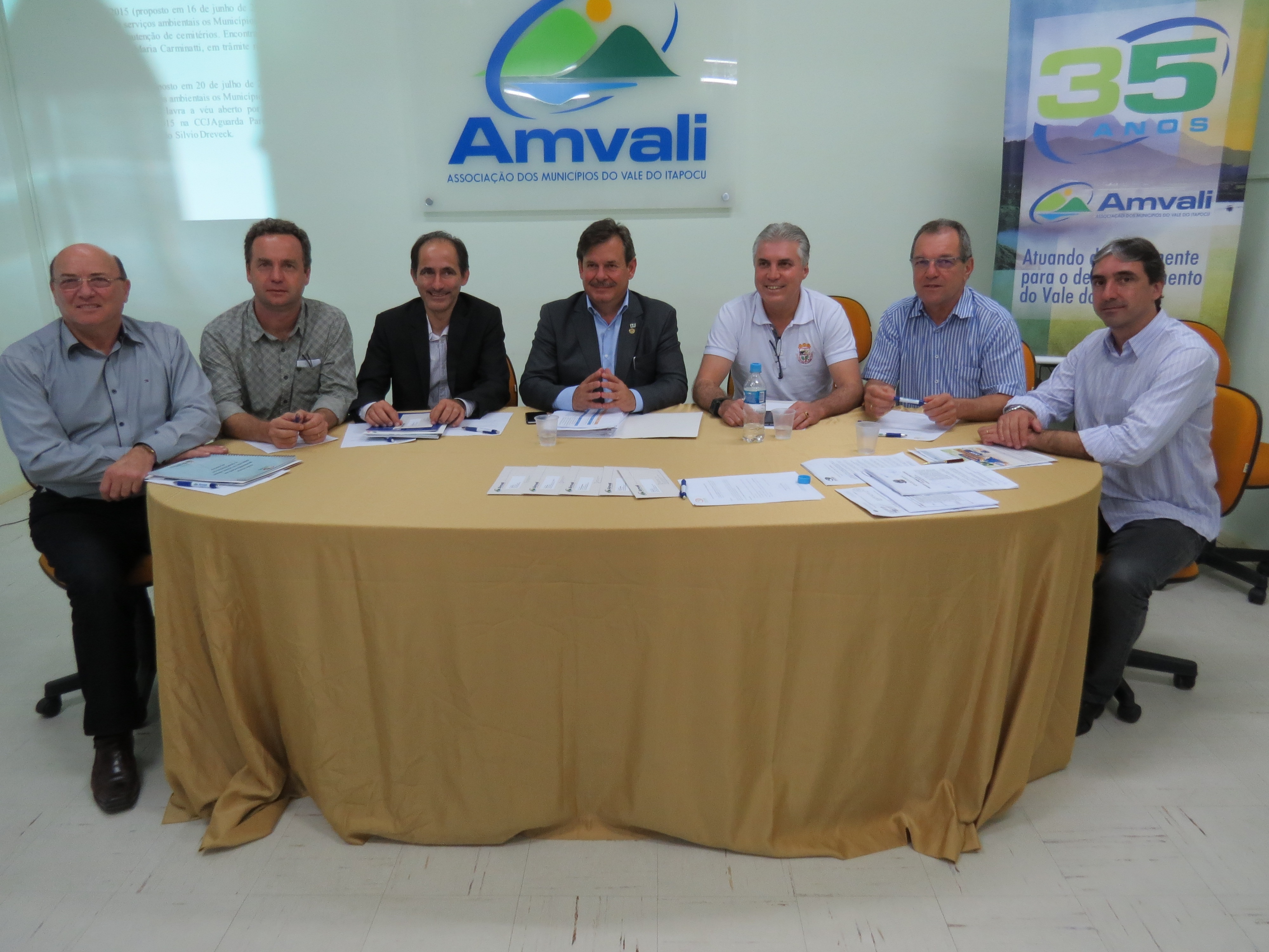 Read more about the article Diretoria da FECAM presta contas para prefeitos da AMVALI