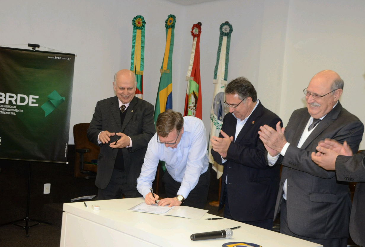 Read more about the article Prefeito assina contrato de financiamento pelo programa BRDE Municípios