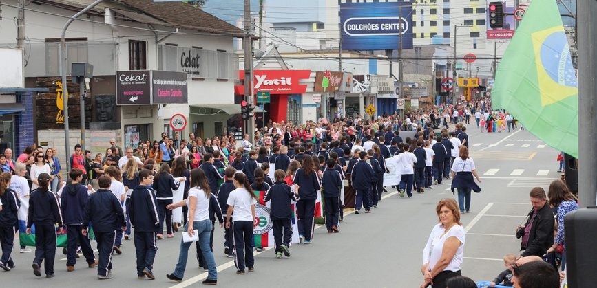 Read more about the article Rua Reinoldo Rau será palco do Desfile de 7 de setembro amanhã