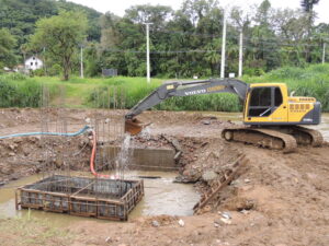 Read more about the article Obras da Ponte que liga o Centro aos bairros Ano Bom e Itapocu estão adiantadas