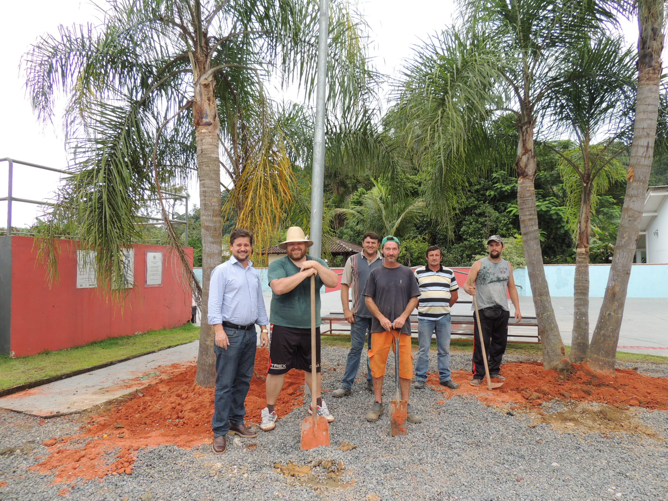 Read more about the article Secretaria de Turismo e de Infraestrutura realizam arborização do entorno da Pista de Skate