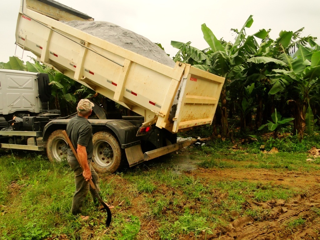 Read more about the article Agricultores de Schroeder recebem calcário