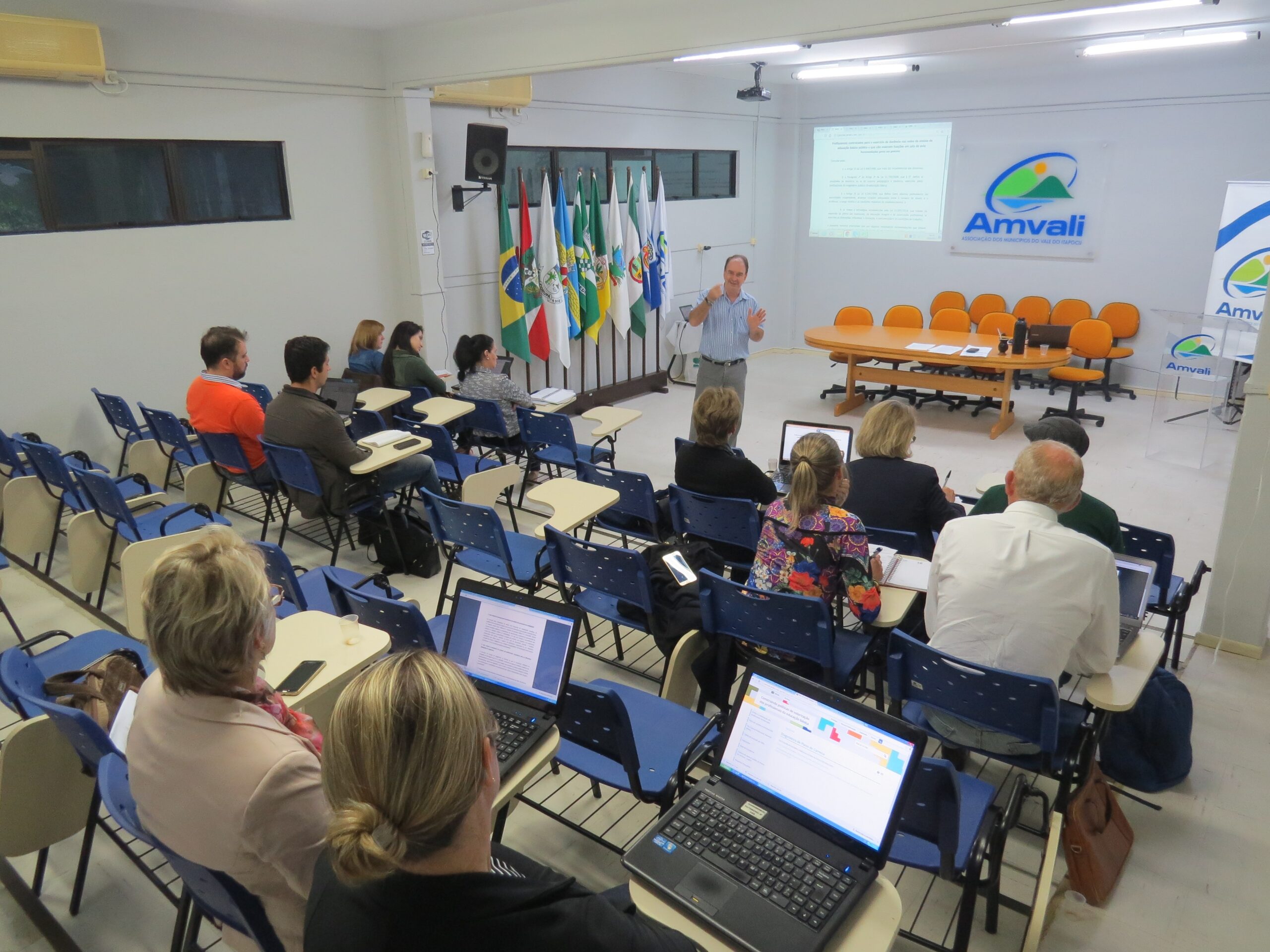 You are currently viewing Realizada Formação para Gestores da Educação dos municípios da AMVALI