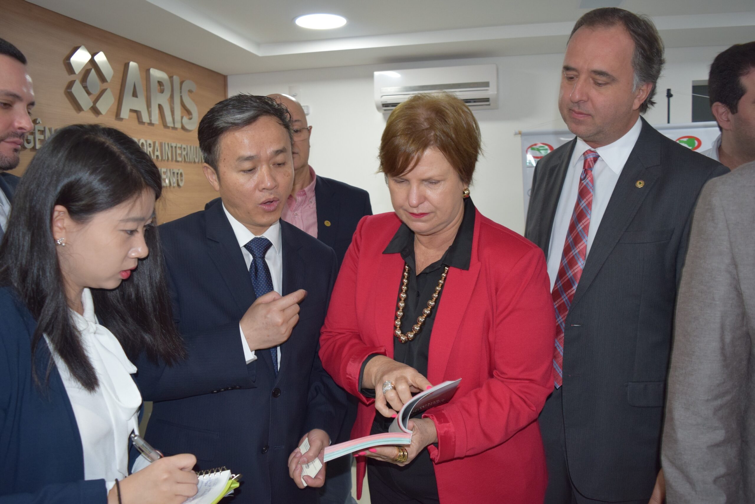 You are currently viewing Encontro com chineses, avanços das pautas municipalistas e preocupação com a chuva marcam reunião do Conselho Político