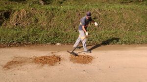 Read more about the article Secretaria de Obras faz tapa buracos em ruas não pavimentadas