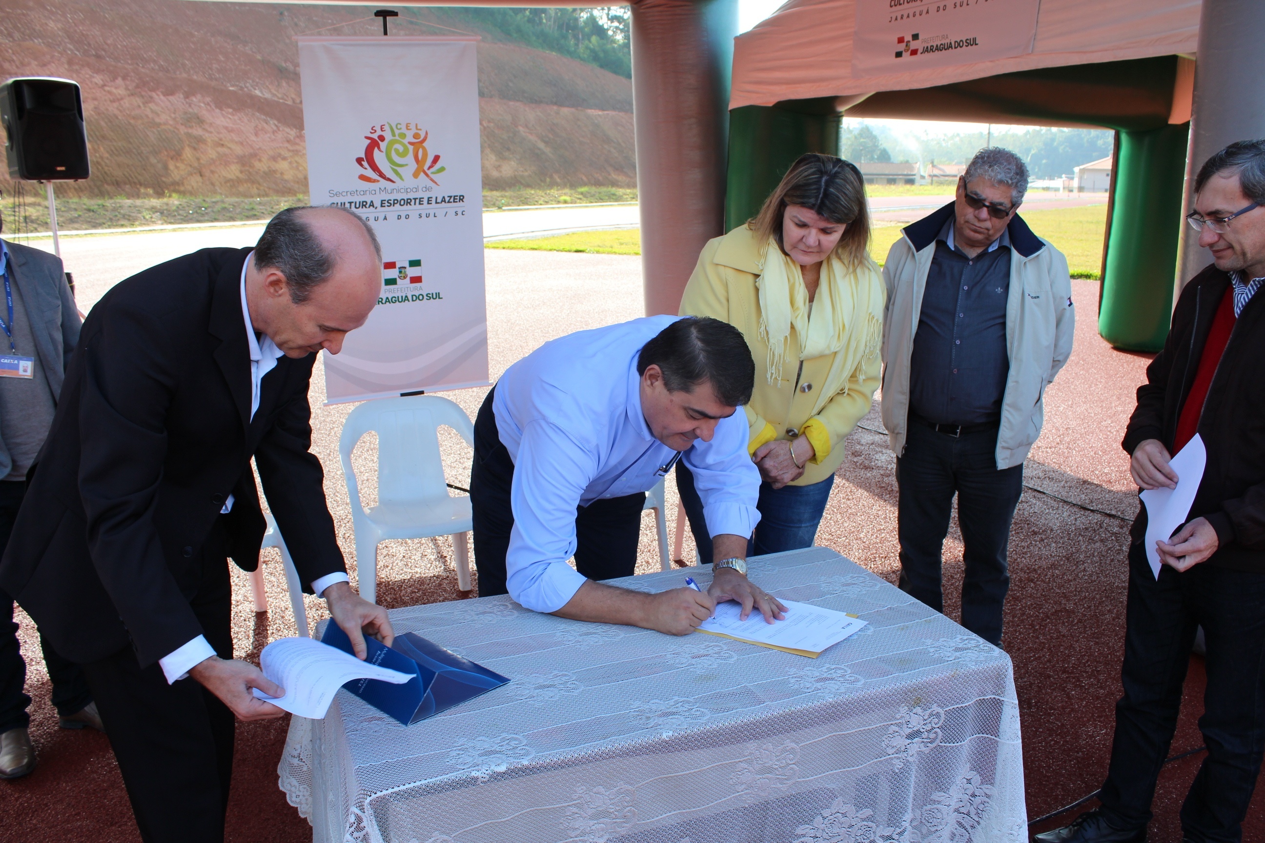 Read more about the article Assinada ordem de serviço para obra no Centro Esportivo