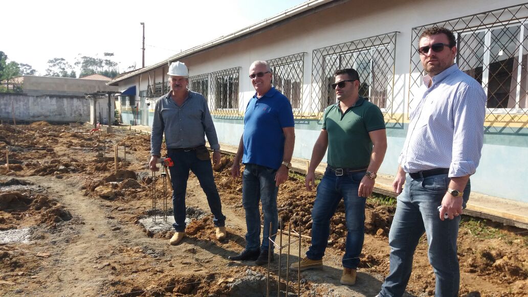 You are currently viewing Prefeito Valter Zimmermann vistoria obras de ampliação das escolas municipais