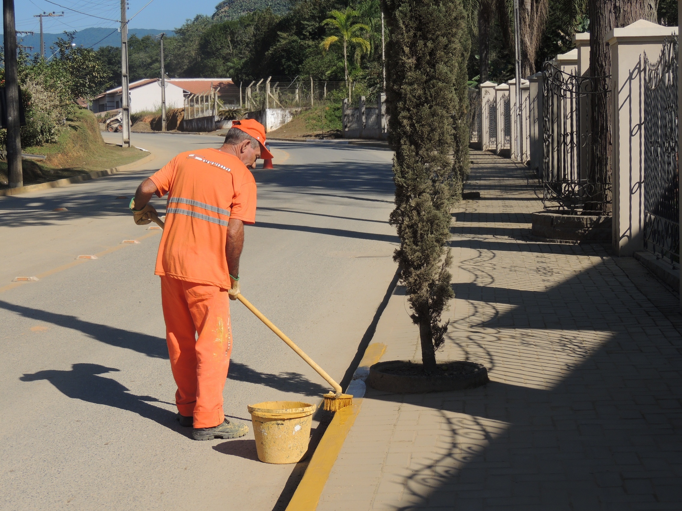 Read more about the article Prefeitura realiza operação tapa-buracos e recuperação de estradas do interior