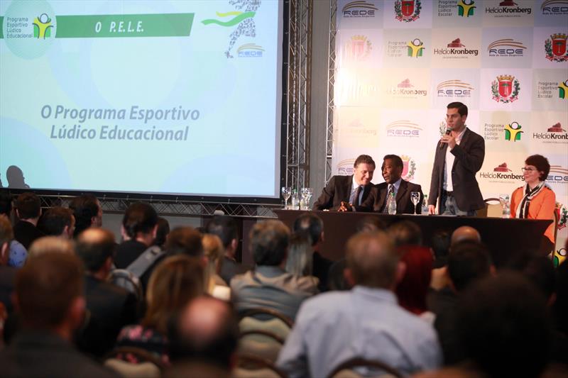 You are currently viewing Prefeito Clézio participa de evento do Programa Esportivo Lúdico Educacional em Curitiba.