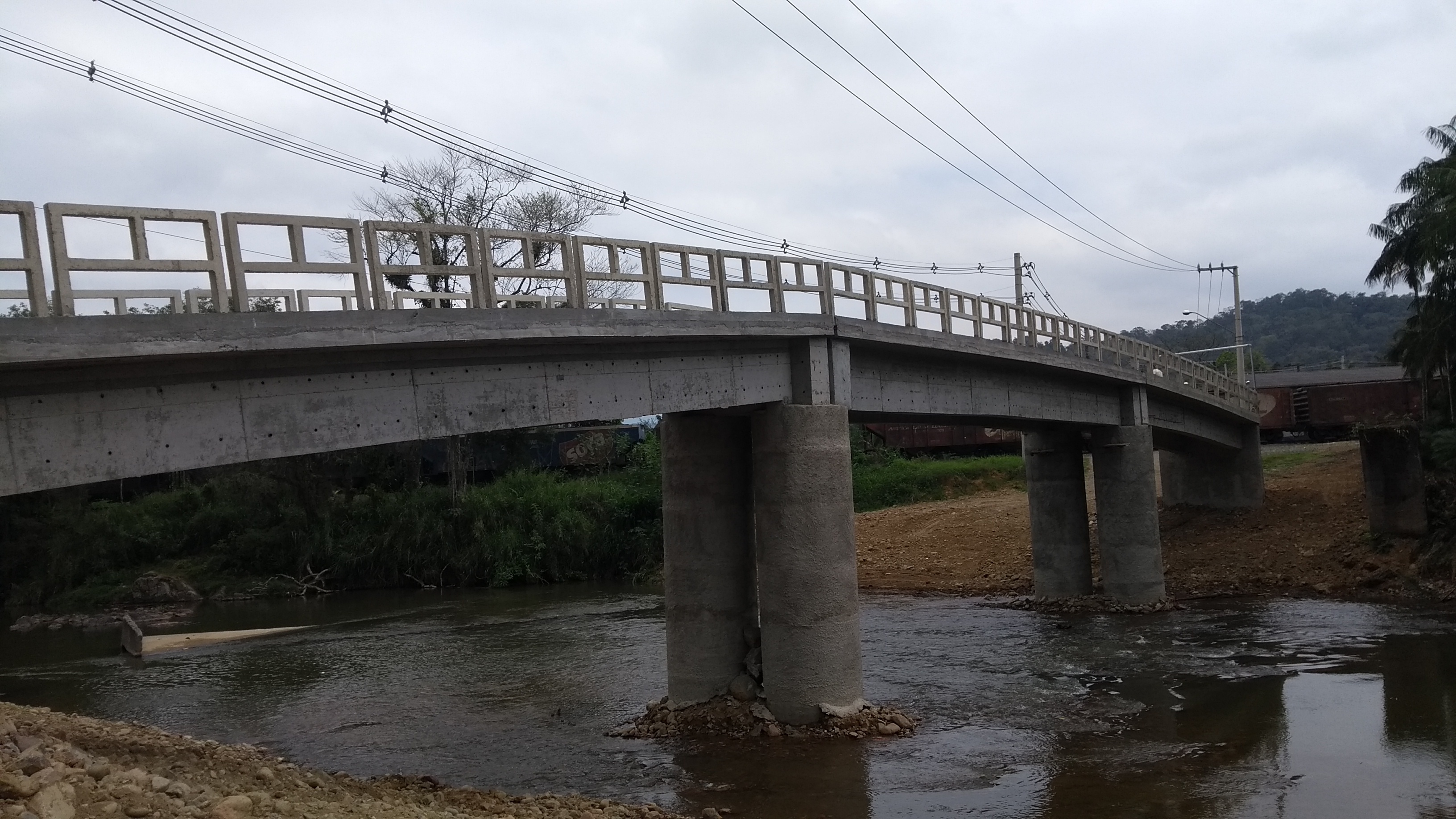 Read more about the article Ponte que liga o Centro ao bairro Itapocu será liberada após relocação de postes e obras do entorno