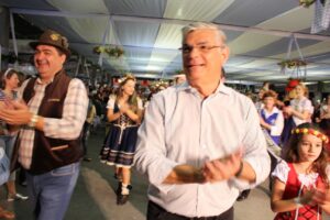 Read more about the article Vice-governador visita a Schützefest