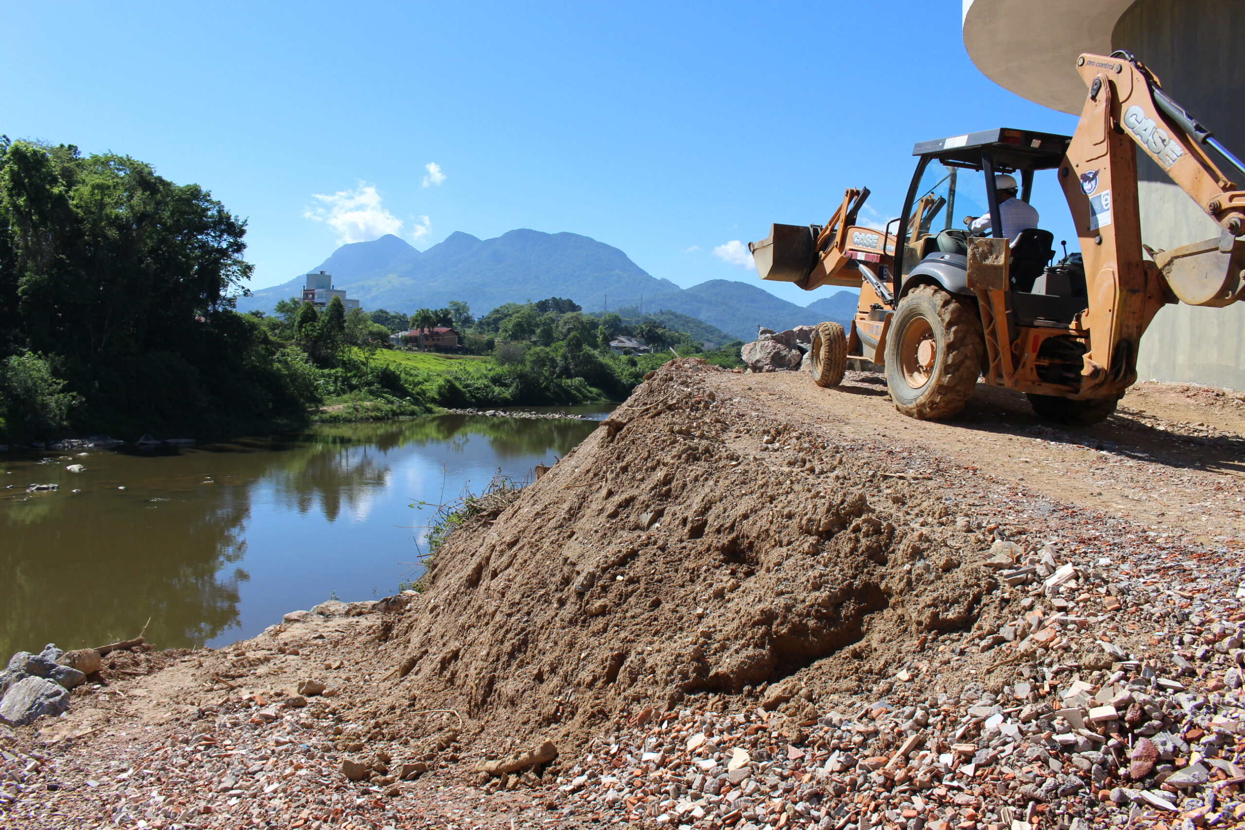 You are currently viewing Samae realiza obra de enrocamento