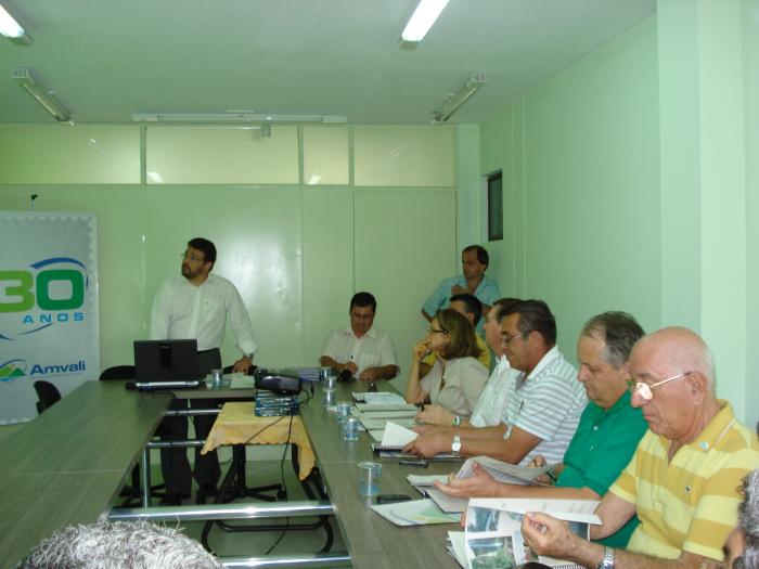 Read more about the article Prefeitos conhecem o trabalho da AMVALI