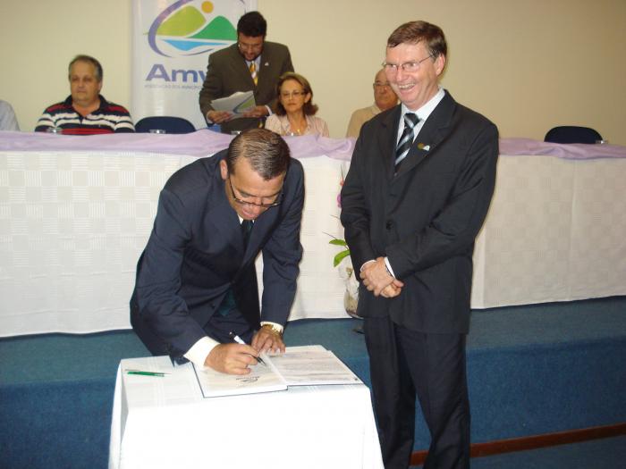 You are currently viewing Prefeito de São João do Itaperiú é o novo Presidente da AMVALI