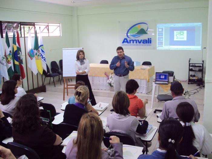 Read more about the article AMVALI realizou curso sobre Redação e Nova Ortografia