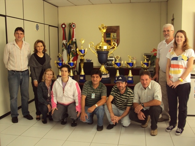 Read more about the article Prefeita recebe o troféu definitivo dos Jogos de Integração da AMVALI