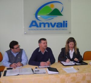 Read more about the article Gestores municipais reuniram-se na AMVALI para discutir sobre cirurgias eletivas