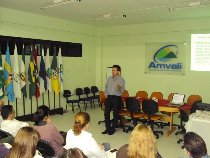 Read more about the article Promotor palestra na Escola de Governo