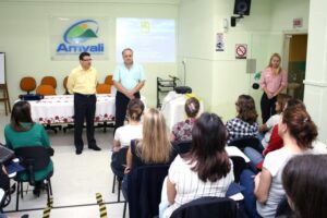 Read more about the article Presidente da AMVALI prestigia início das aulas da Escola de Governo