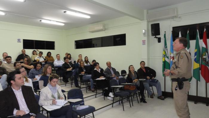 Read more about the article Comandante do 14º BPM palestra na Escola de Governo e apresenta dados da região