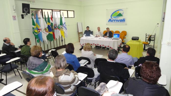 You are currently viewing Coordenador do SAMU participa de reunião na AMVALI