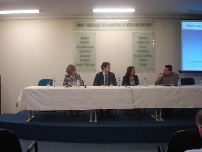 You are currently viewing Colegiado de Educação participa de reunião em Blumenau