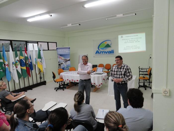 Read more about the article Prefeito Carlito Merss palestra na Escola de Governo