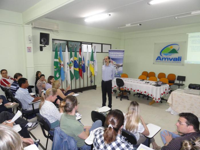 You are currently viewing Escola de Governo debate sobre a formação política