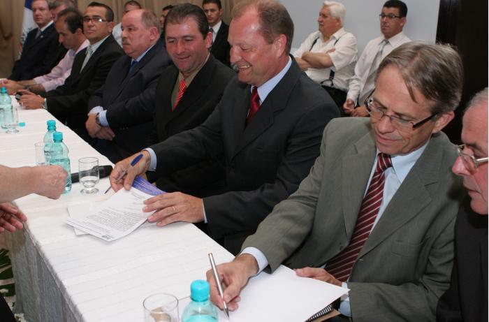 You are currently viewing Prefeitos participam da posse da nova diretoria da AMUNESC