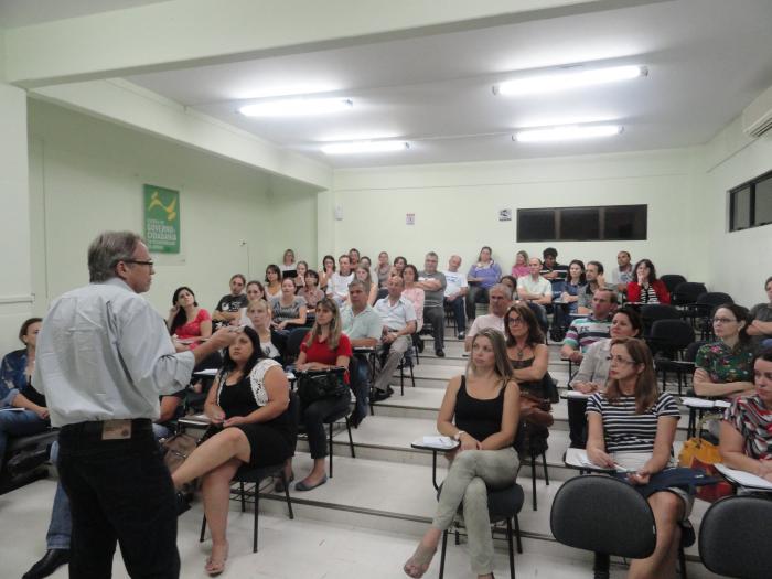 You are currently viewing Prefeito de Joinville palestra na Escola de Governo