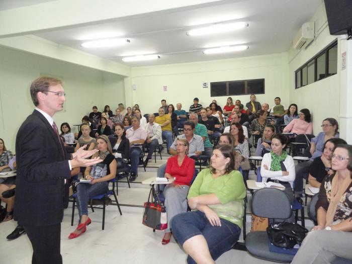 Read more about the article Alunos discutem sobre improbidade administrativa