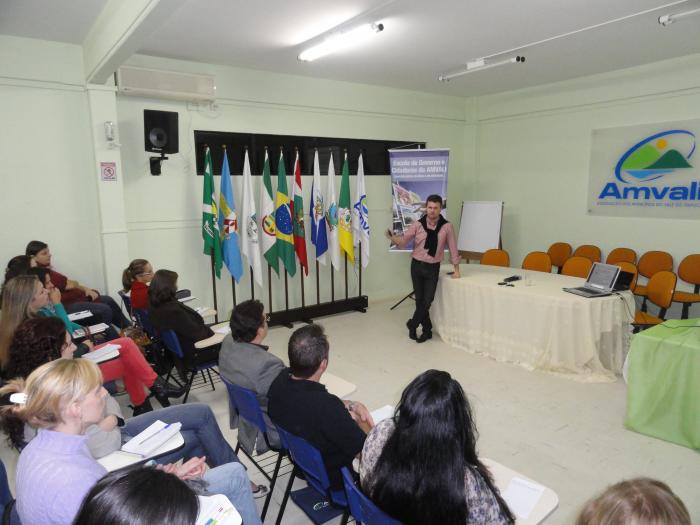 You are currently viewing Promotor palestra na Escola de Governo da AMVALI