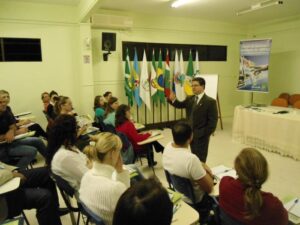 Read more about the article Presidente do Conselho Estadual de Educação palestra na Escola de Governo