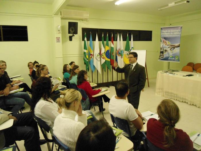 You are currently viewing Presidente do Conselho Estadual de Educação palestra na Escola de Governo