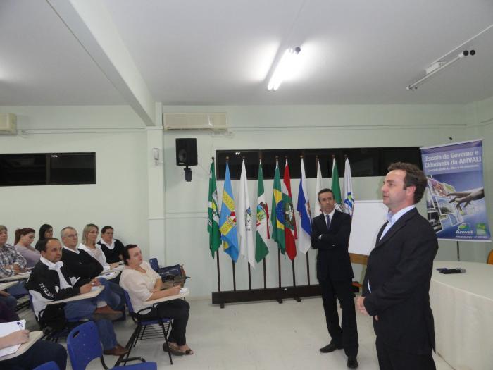 Read more about the article Presidente da AMVALI participa de palestra da Escola de Governo e Cidadania