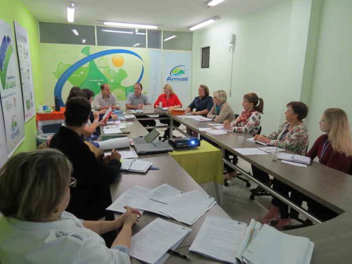 You are currently viewing Colegiado debate sobre conselhos escolares e planeja viagem a Brasília