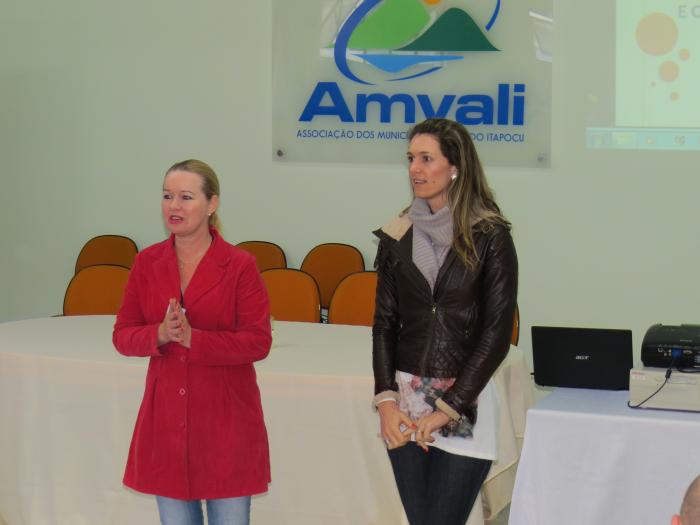 Read more about the article Gestores da assistência social participam de curso na AMVALI