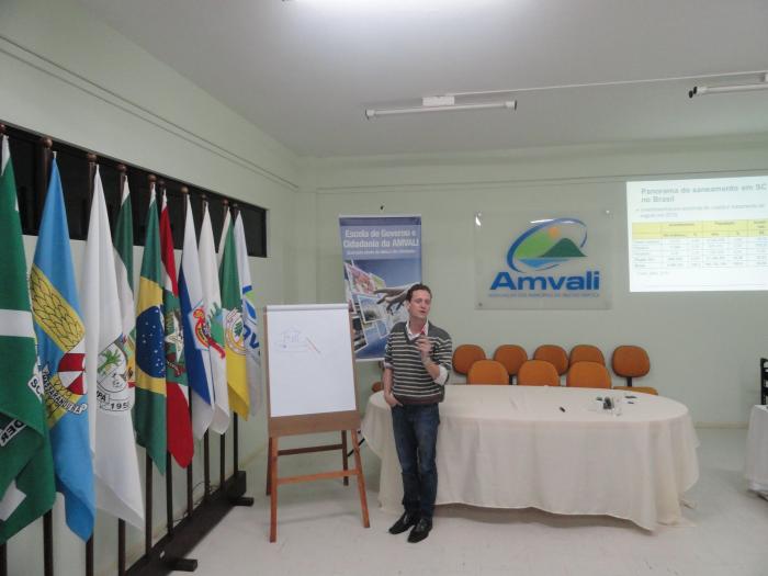 You are currently viewing Presidente da FUJAMA palestra na Escola de Governo e Cidadania