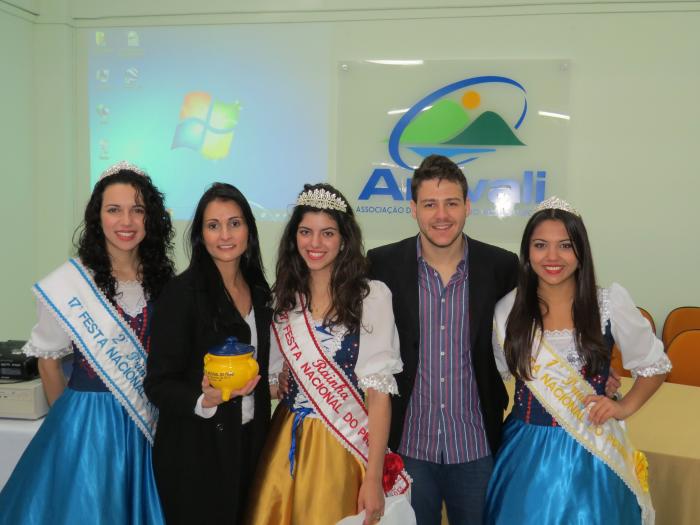 Read more about the article Rainhas e princesas da 17ª Festa Nacional do Pirão visitam a AMVALI