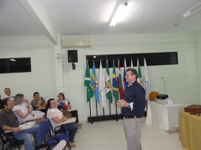 You are currently viewing Cenários da Economia são discutidos na Escola de Governo e Cidadania