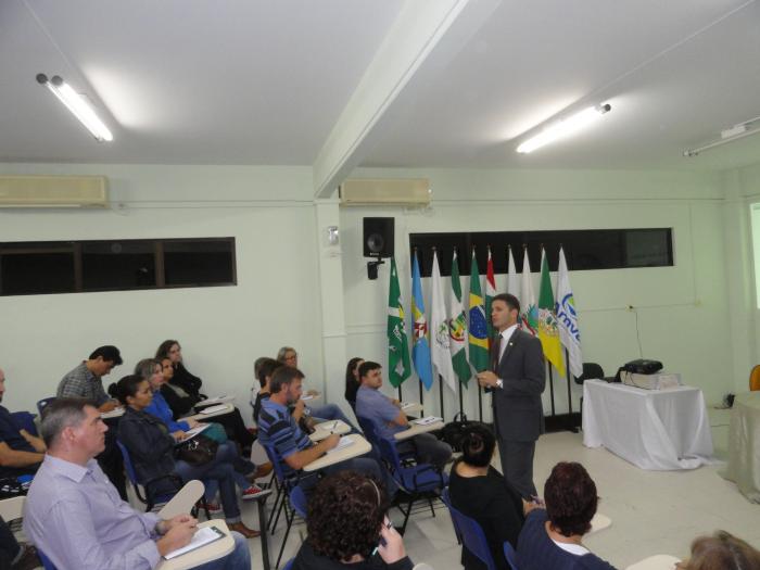 You are currently viewing Diretor Executivo da FECAM palestra sobre receitas municipais