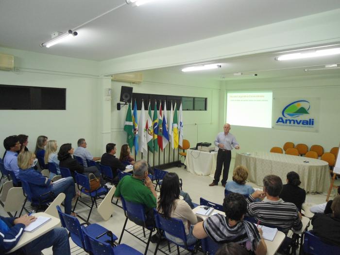 You are currently viewing Processo legislativo foi discutido na Escola de Governo e Cidadania