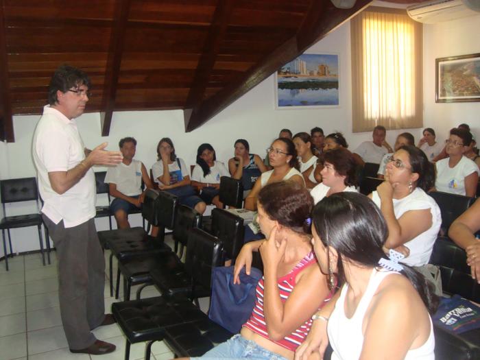 Read more about the article Médico cubano palestra para agentes de saúde de Barra Velha