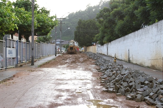 Read more about the article Prefeitura troca tubulação de rede pluvial na Barra do Rio Molha