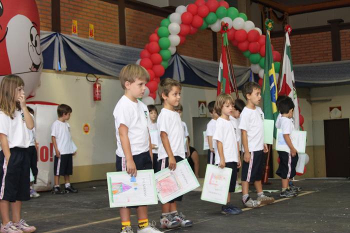 You are currently viewing Prefeitura de Jaraguá do Sul faz a entrega oficial de 80 mil peças de uniforme escolar